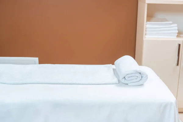 Sala Spa Vacía Con Toallas Blancas Limpias — Foto de Stock