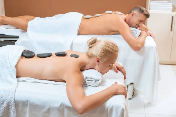 Para Leży Gorącymi Kamieniami Plecach Salonie Spa — Zdjęcie stockowe