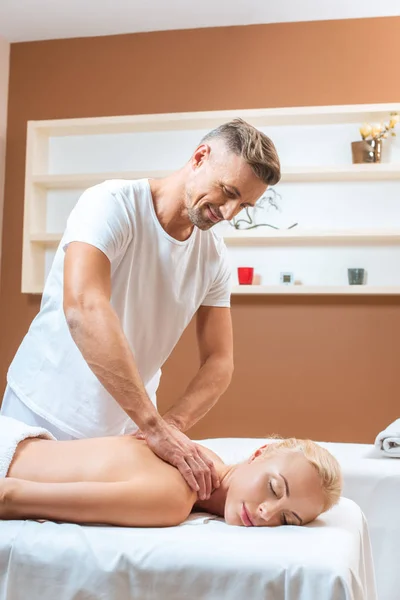 Stilig Massör Gör Massage Till Blond Kvinna Spasalong — Gratis stockfoto