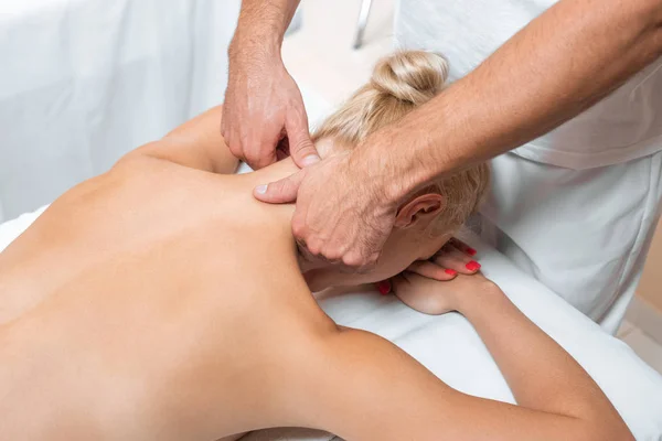 Manliga Terapeuten Gör Nacke Massage Till Kvinna Skönhetssalong — Stockfoto