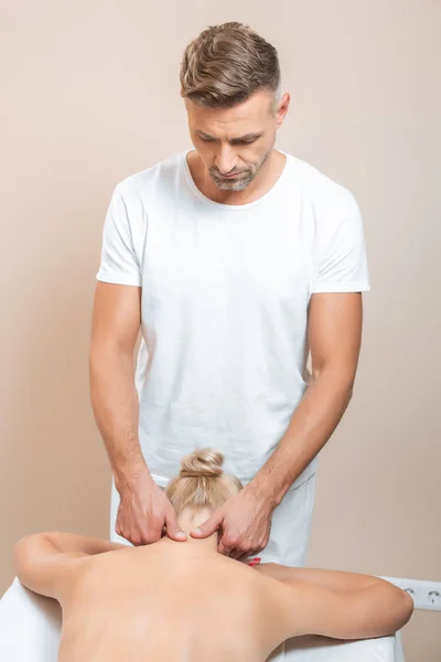 Massagista Masculino Fazendo Massagem Pescoço Salão Spa — Fotos gratuitas
