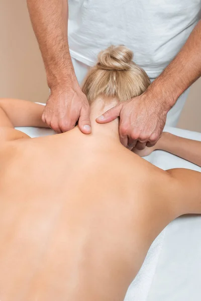 Masajista Masculino Haciendo Masaje Cuello Salón Spa —  Fotos de Stock