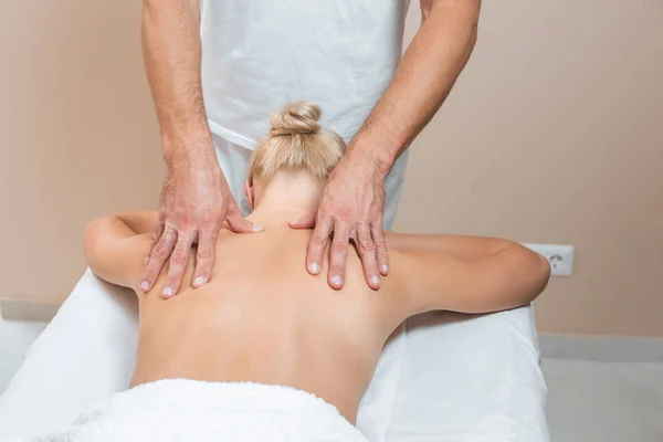 Massagista Masculino Fazendo Massagem Nas Costas Para Mulher Sala Spa — Fotografia de Stock