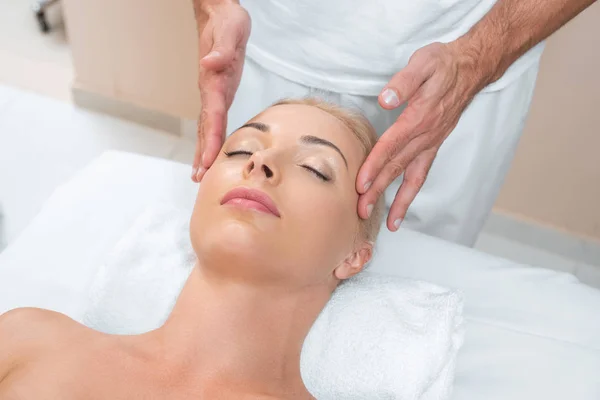 Manlig Massör Gör Massage Till Kvinna Spa Rum — Stockfoto