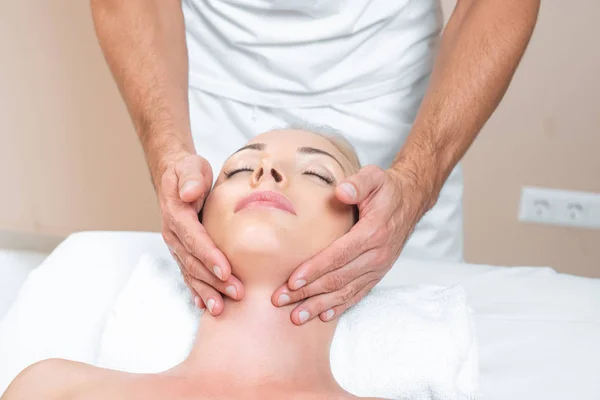Terapeuta Sexo Masculino Fazendo Massagem Facial Para Mulher Salão Beleza — Fotografia de Stock