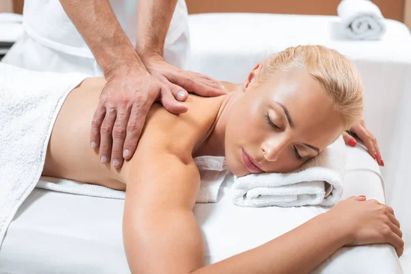 Man Doet Massage Aan Blonde Vrouw Met Gesloten Ogen — Stockfoto