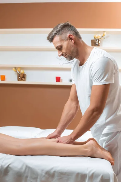 Volwassen Knappe Man Masseren Van Benen Van Vrouw Spa — Stockfoto