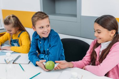 mutlu çocuklar yeşil elma molası sırasında paylaşımı