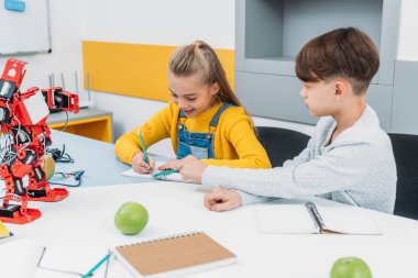 Çocuk bloknot içinde kök robotik ders yazma