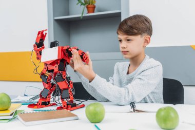 özenli çocuk kök robotik ders bir robot ile çalışma