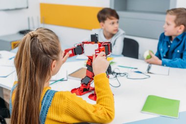 Robot ayrıntıları ile kök sınıfta yapma öğrencilerin