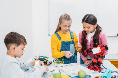 Okul robot birlikte kök eğitim sınıf sırasında programlama