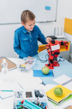 El yapımı robot modelinde kök ders sırasında çalışma mutlu okul çocuğu  