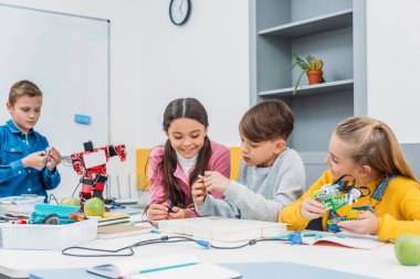 Çocuk classrom kök proje üzerinde birlikte çalışma