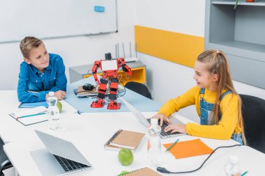 Birlikte robot programlama ve kök eğitim sınıf sırasında dizüstü bilgisayarlar kullanarak okul