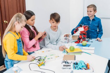 çocuklar birlikte kök proje içinde classrom üzerinde duruldu