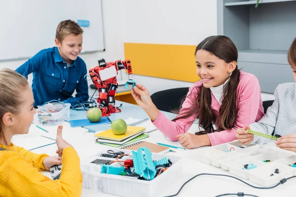 Crianças Felizes Idade Escolar Trabalhando Robô Lição Robótica Stem — Fotografia de Stock