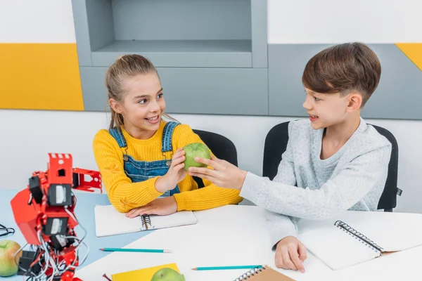 Escolares Compartiendo Manzana Lección Robótica Stem — Foto de Stock