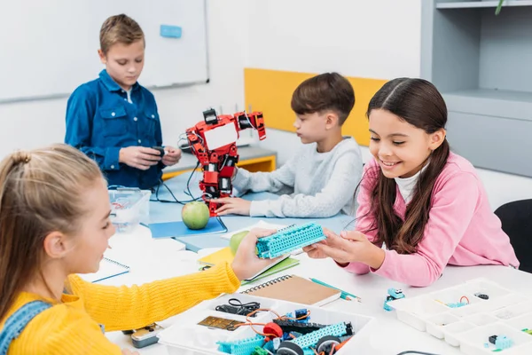 Crianças Felizes Idade Escolar Trabalhando Robô Lição Robótica Stem — Fotografia de Stock