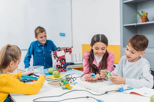 Robot Üzerinde Kök Robotik Ders Çalışma Schoolkids — Stok fotoğraf