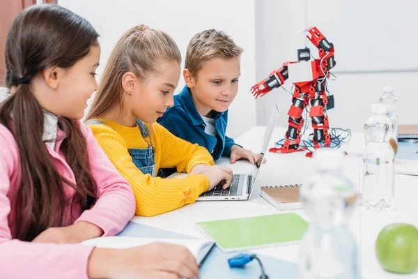 Schoolchildren Using Laptop Stem Robotics Lesson — Stock Photo, Image