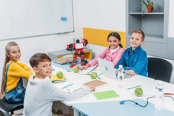 Niños Alegres Mirando Cámara Lección Robótica Stem —  Fotos de Stock