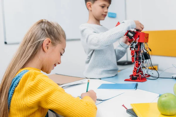 Barn Som Arbetar Uppgift Stem Robotics Lektion — Gratis stockfoto