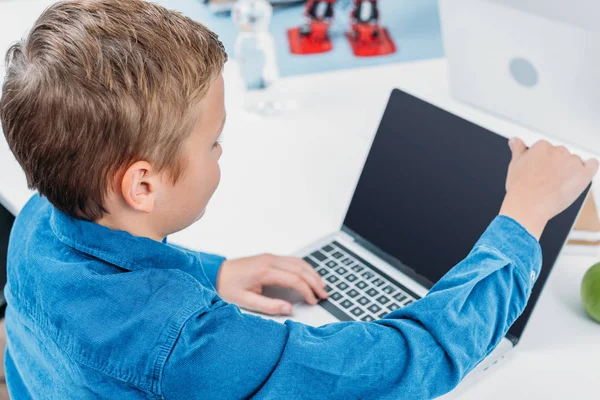 Schooljongen Zit Aan Bureau Laptop Kijken Tijdens Les Van Stam — Stockfoto