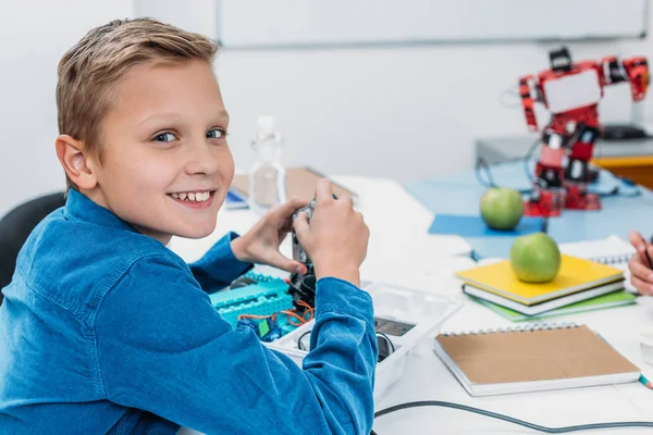 Colegial Sentado Escritorio Mirando Cámara Clase Educación Tallo — Foto de Stock