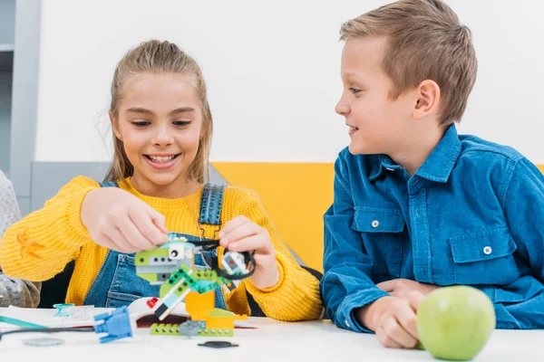 Happy Schoolchildren Making Robot Details Classroom — Stock Photo, Image