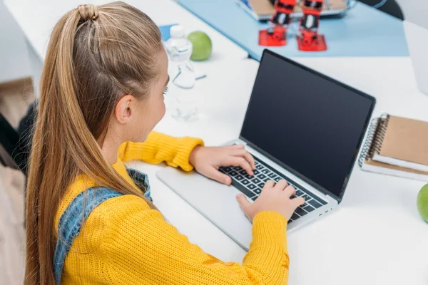 Schoolmeisje Zit Aan Bureau Typen Toetsenbord Van Laptop Tijdens Les — Stockfoto
