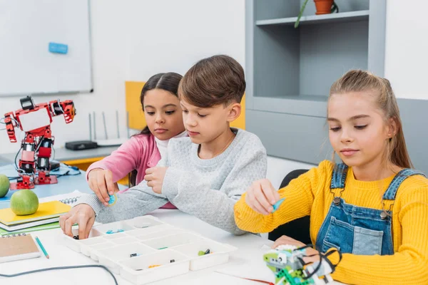 Escolares Que Trabalham Programação Robôs Aula Stem — Fotografia de Stock