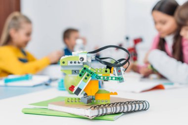 El yapımı robot modeli ve birlikte arka plan üzerinde kök ders sırasında projede çalışan sınıf seçici odak