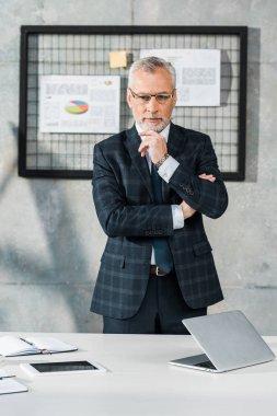 emin olgun iş adamı ile çene işyerinde yandan ayakta gözlük