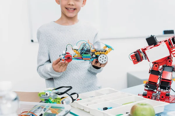 Beskuren Bild Skolpojke Presentera Handgjorda Robot Modell Stem Lektion — Stockfoto