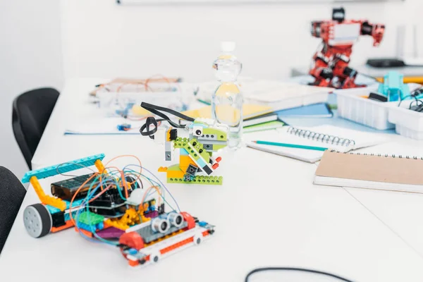 Handgefertigte Robotermodelle Und Schulbedarf Auf Dem Tisch Klassenzimmer — Stockfoto