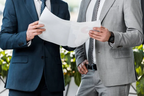 Recortado Hombres Negocios Sosteniendo Papel Con Cartas Trabajando Juntos Oficina —  Fotos de Stock