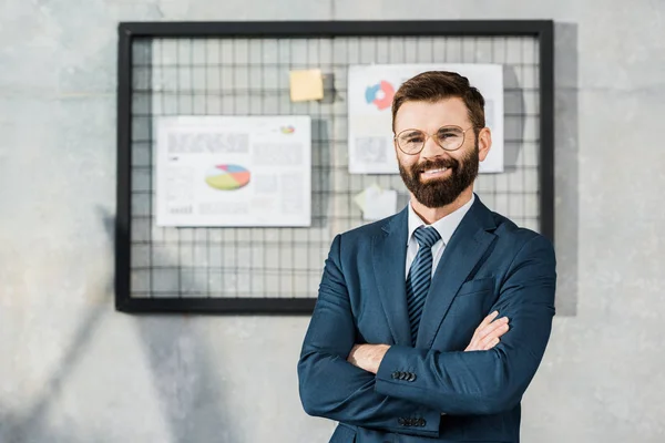 Handsome Confident Bearded Businessman Standing Crossed Arms Smiling Camera Office — Free Stock Photo