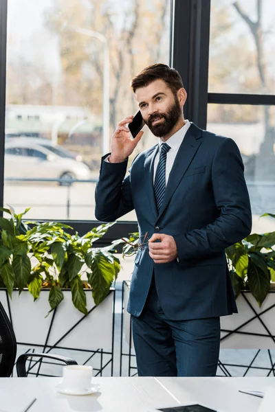 Усміхнений Бородатий Бізнесмен Формальному Одязі Розмовляє Смартфону Офісі — стокове фото