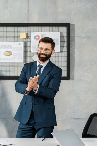 Empresário Barbudo Feliz Aplaudindo Sorrindo Para Câmera Escritório — Fotografia de Stock