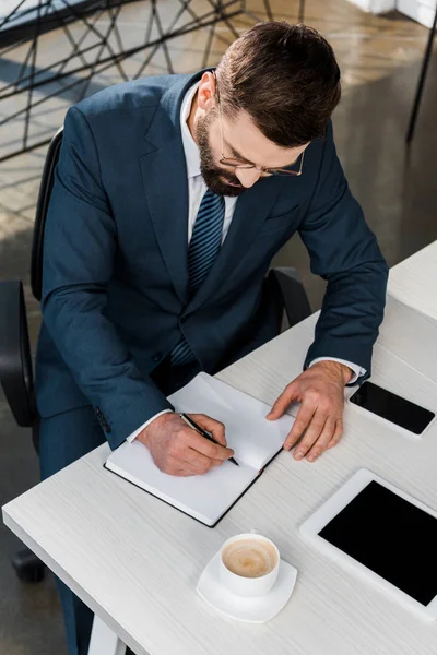 High Angle View Bearded Businessman Eyeglasses Writing Notebook Workplace — Free Stock Photo
