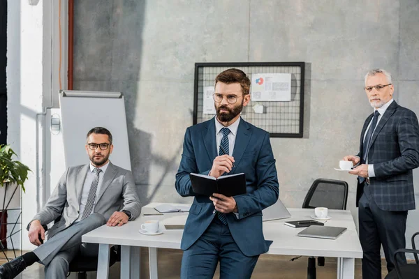 Três Empresários Profissionais Vestuário Formal Que Trabalham Conjunto Escritório — Fotografia de Stock