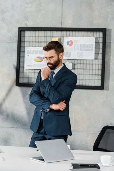 Fokuserad Skäggiga Affärsman Står Med Handen Hakan Office — Stockfoto