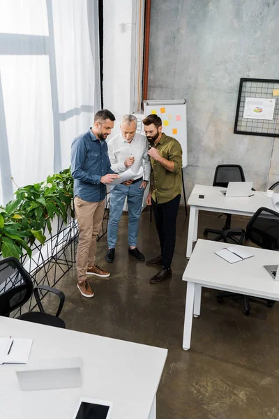 Vista Ángulo Alto Tres Hombres Negocios Pie Discutir Plan Oficina — Foto de stock gratis