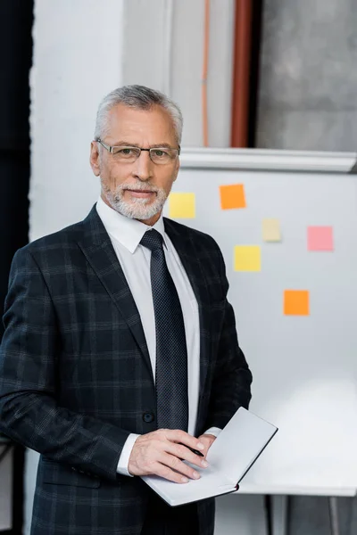 Portrait Handsome Mature Buisnessman Suit Eyeglasses Holding Notebook Smiling Camera — Free Stock Photo