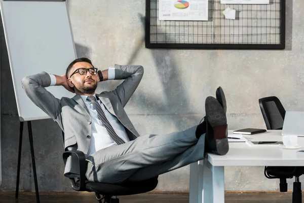 Relajado Buisnessman Gafas Vista Sentado Con Las Piernas Mesa Las —  Fotos de Stock