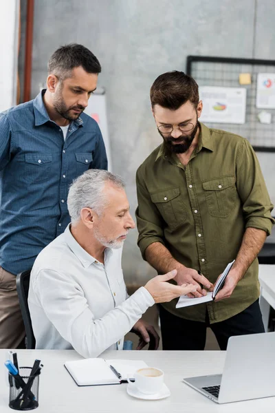 Tres Hombres Negocios Profesionales Mirando Cuaderno Discutiendo Proyecto Oficina — Foto de Stock