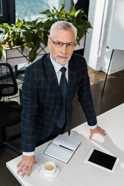 High Angle View Bearded Mature Businessman Eyeglasses Looking Camera Office — Free Stock Photo