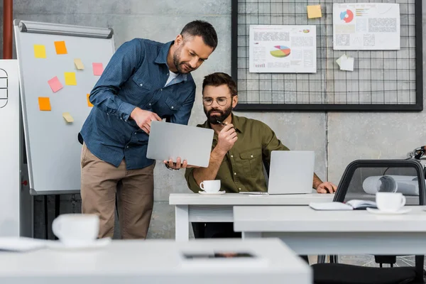 Uomini Affari Che Utilizzano Computer Portatili Discutono Del Progetto Ufficio — Foto Stock