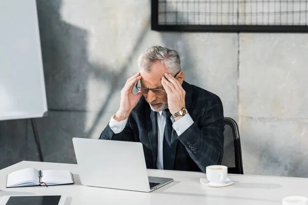 Agotado Hombre Negocios Mediana Edad Tocando Cabeza Mesa Con Ordenador — Foto de Stock